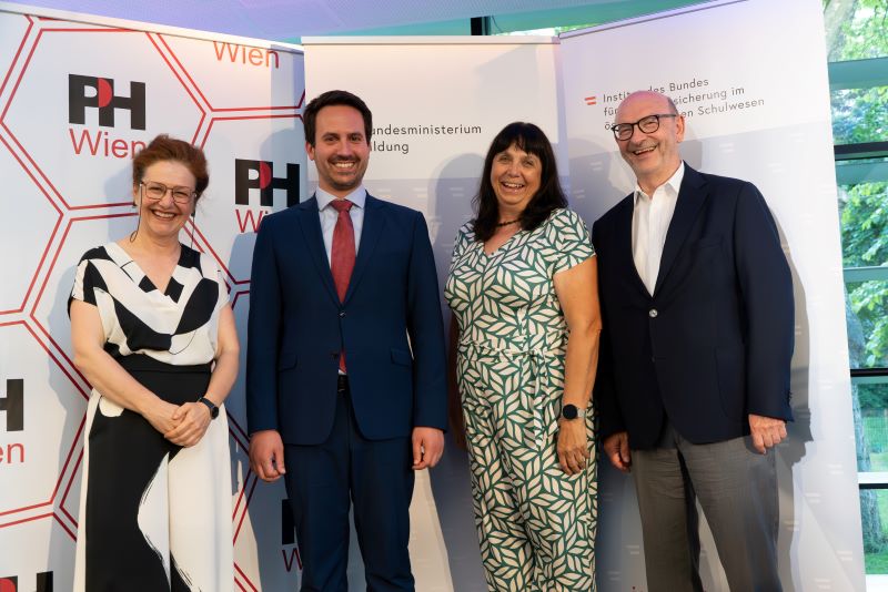 Gruppenfoto mit Minister Christoph Wiederkehr, PH-Rektorin Barbara Herzog-Punzenberger, Vizerektorin Evelyn Süss-Stepancik und Vizerektor Norbert Kraker.