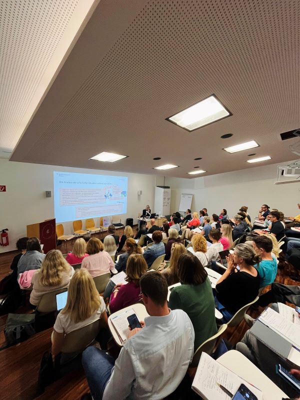 Das Foto zeigt Vortragsraum und Publikum der Buchpräsentation.