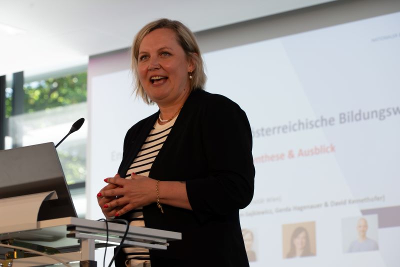 Das Foto Jana Groß Ophoff bei ihrem Vortrag im Rahmen des Symposiums.