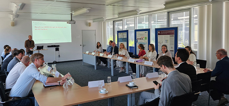 Mitarbeiterinnen und Mitarbeiter des IQS informieren Bundesminister Christoph Wiederkehr über ihre aktuellen Aufgabengebiete.