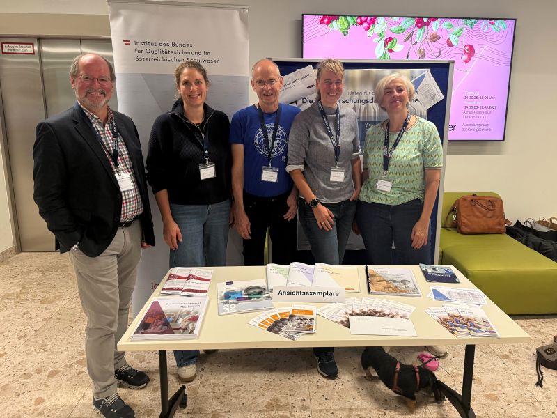 Das Foto zeigt das IQS-Team am ÖFEB-Kongress 2026: Erich Svecnik, Romana Lindemann, Michael Bruneforth, Ann Cathrice George und Ursula Itzlinger-Bruneforth (v.l.n.r.)
