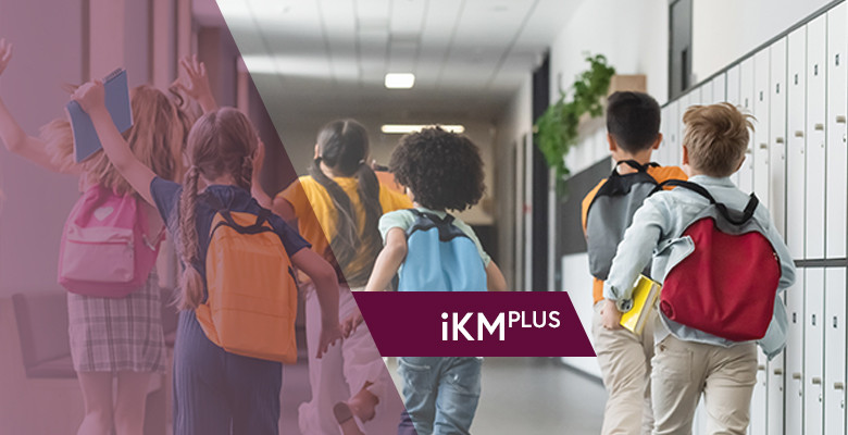 Das Bild zeigt Schülerinnen und Schüler in einem Schulgebäude.