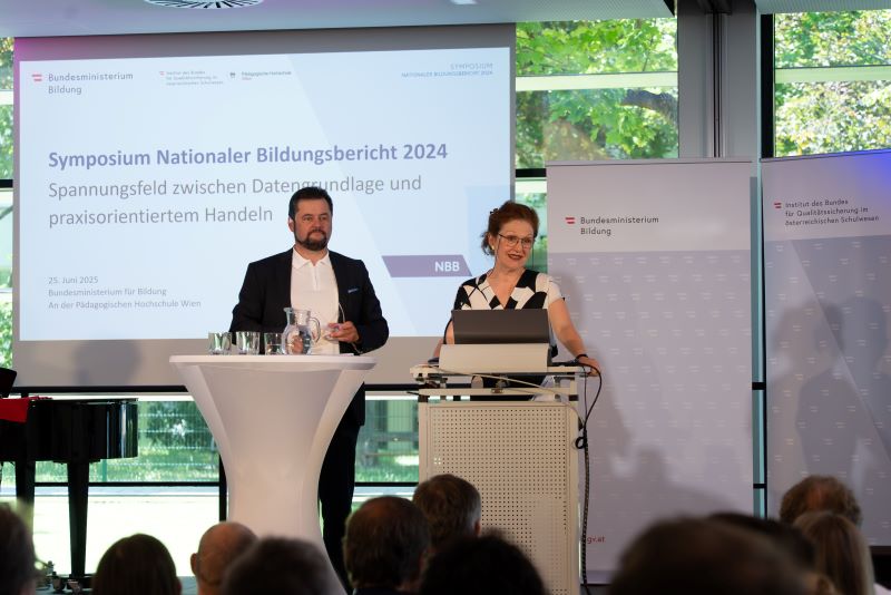 Das Foto zeigt Andreas Thaller und Barbara Herzog-Punzenberger bei deren Vortrag im Rahmen des Symposiums.