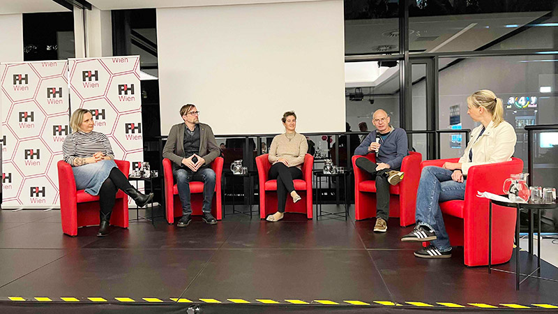 Das Bild zeigt Teilnehmerinnen und Teilnehmer der Podiumsdiskussion.
