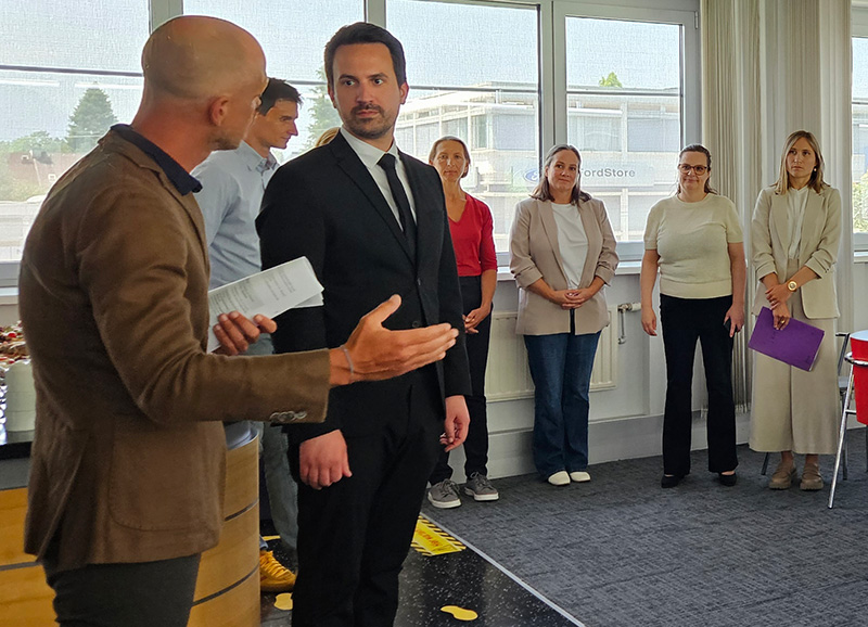 IQS-Direktor Robert Klinglmair im Gespräch mit Bundesminister Christoph Wiederkehr.