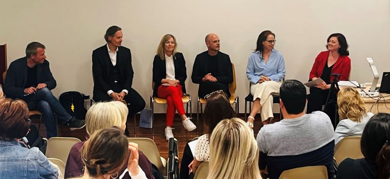 Das Foto zeigt die Teinehmerinnen und Teilnehmer der Podiumsdiskussion Florian Kerschbaumer, Jonas Claußen, Anneliese Nageler-Schluga, Robert Klinglmair, Sonja Pertl und Maria Grillitsch.