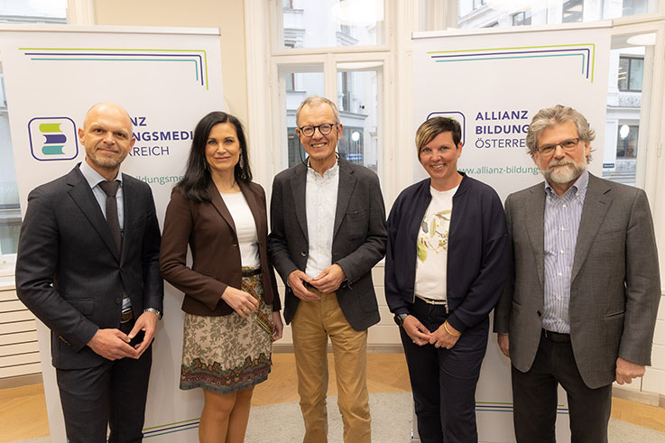 Das Foto zeigt von links nach rechts IQS-Direktor Robert Klinglmair, Mag. Silvia Grünberger, MBA, Managing Partner Rosam.Grünberger.Jarosch & Partner, Univ.-Prof. Mag. Dr. Michael Schratz, Gründungsdekan der School of Education an der Universität Innsbruck, Sandra Selmeister, BEd, Direktorin Neue Mittelschule Frohnleiten und Markus Spielmann, Geschäftsführer Helbling Verlag und Präsident Allianz Bildungsmedian Österreich.