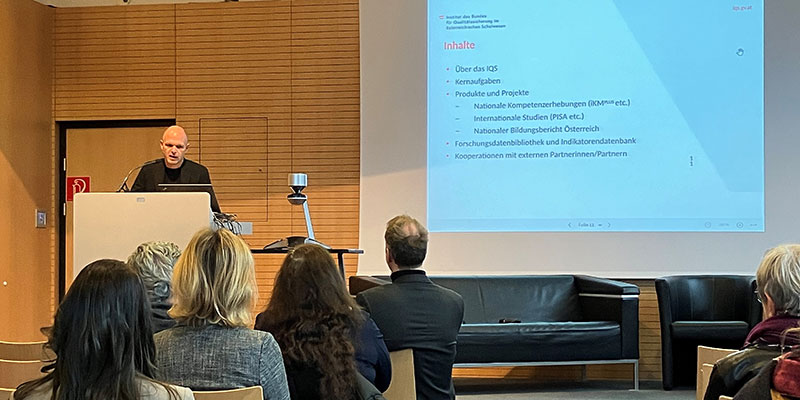 Das Foto zeigt IQS-Direktor Robert Klinglmair bei seiner Präsentation vor Gästen der Veranstaltung.