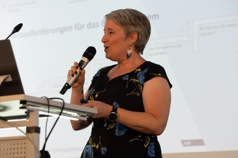 Das Foto zeigt die Vortragende Elke Höfler.