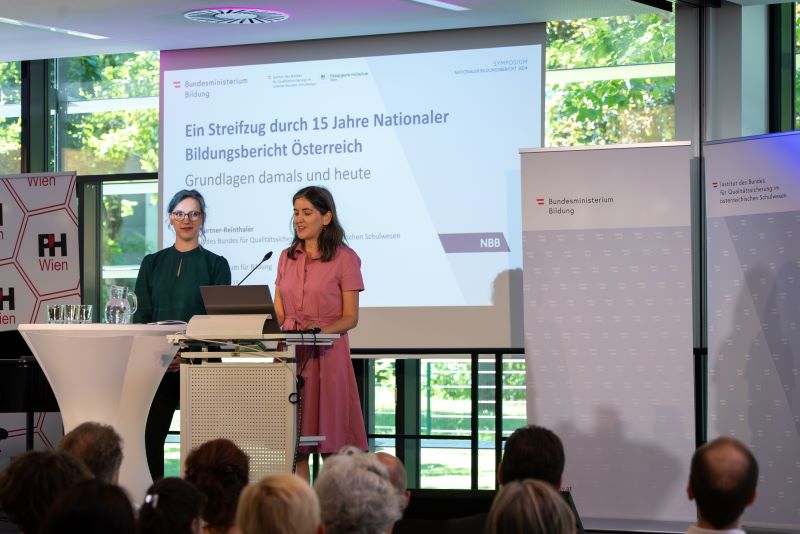 Das Foto zeigt Natalie Horn und Saya Gurtner-Reinthaler bei deren Vortrag im Rahmen des Symposiums.
