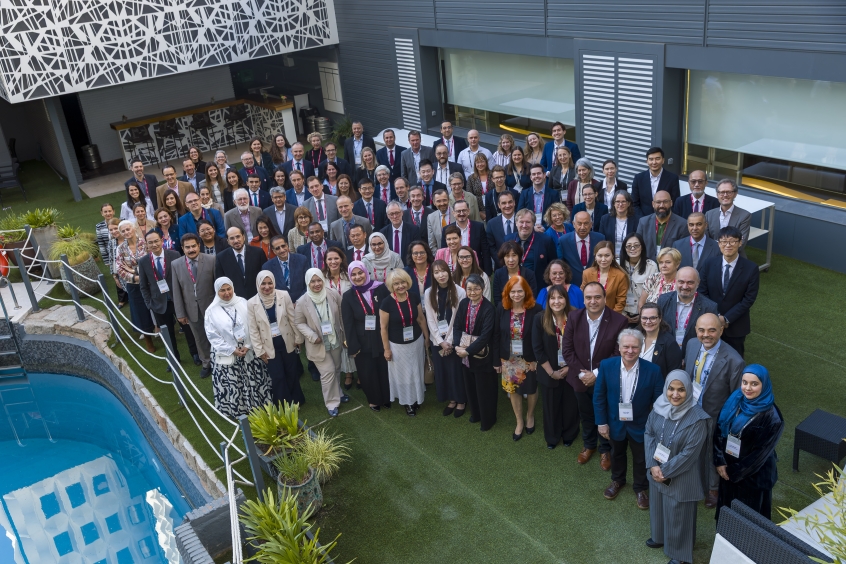 Das Bild zeigt ein Gruppenfoto von Teilnehmerinnen und Teilnehmern der 66. IEA-Generalversammlung.