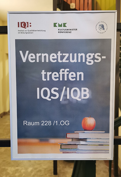 Foto eines Hinweisschilds zum Vernetzungstreffen IQS/IQB