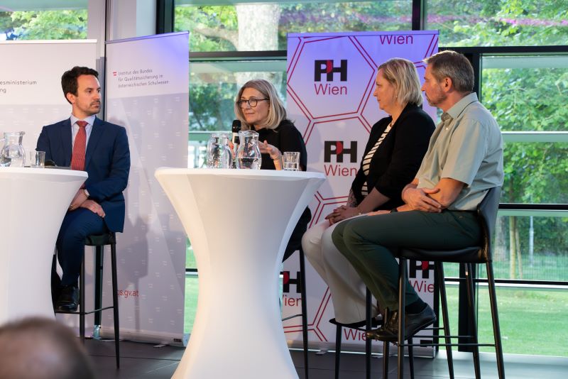 Das Foto zeigt Teilnehmerinnen und Teilnehmer der Podiumsdiskussion.