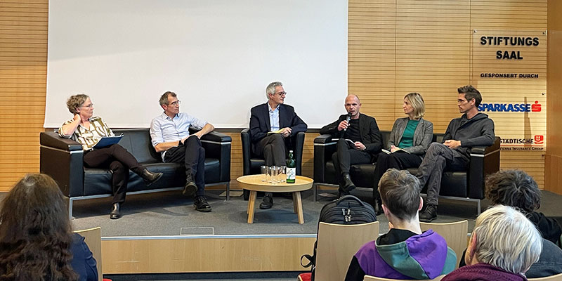 Das Foto zeigt IQS-Direktor Robert Klinglmair und weitere Teilnehmer/innen bei einer Podiumsdiskussion.