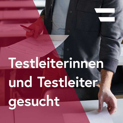 Das Symbolbild zeigt eine Person beim Verteilen von Unterlagen. Der Text am Bild lautet "Testleiterinnen und Testleiter gesucht".