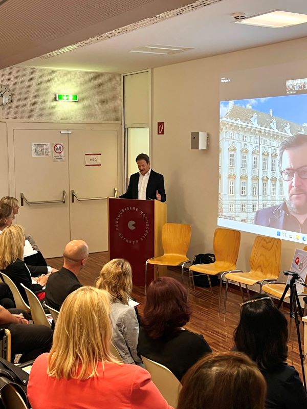 Das Foto zeigt den Rektor der PH Kärnten, Sven Fisler bei seiner Rede im Rahmen der Buchpräsentation..