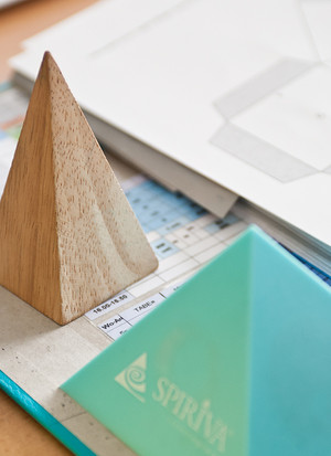 Das Foto zeigt Unterrichtsmaterialien für den Mathematikunterricht.