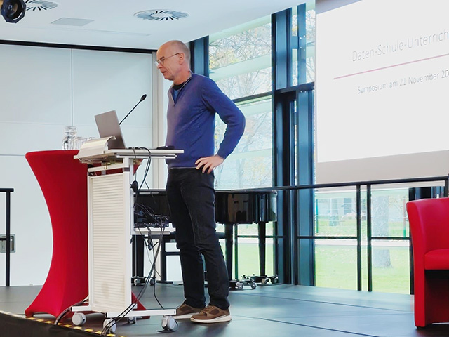 Das Foto zeigt Michael Bruneforth bei seinem Vortrag.