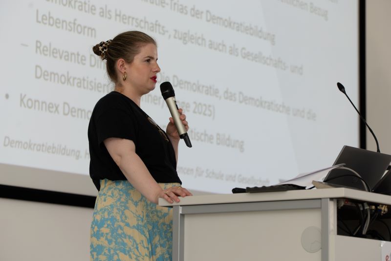 Das Foto zeigt Lara Rebecca Kierot bei ihrem Vortrag..