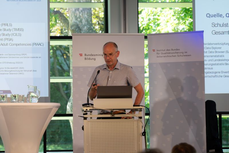 Das Foto zeigt Michael Bruneforth bei seinem Vortrag im Rahmen des Symposiums.