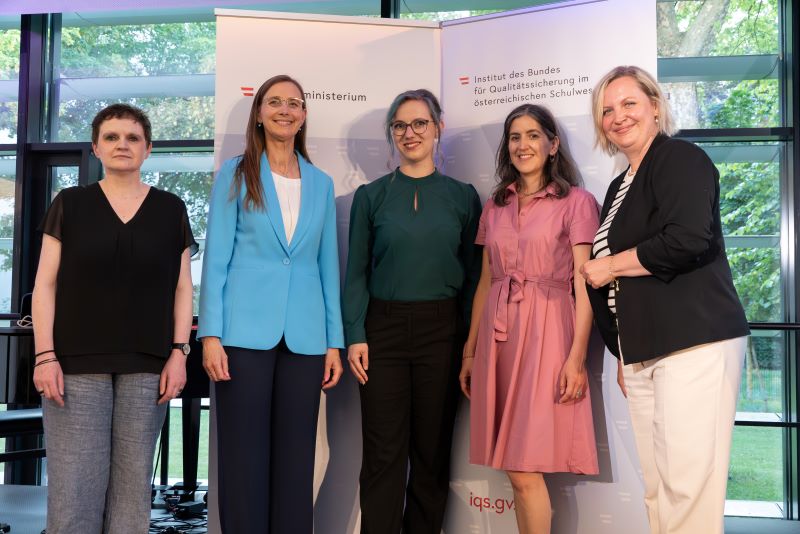 Das Foto zeigt Vortragende des Symposiums beim Gruppenfoto.