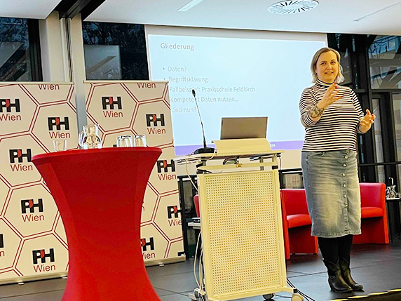 Das Foto zeigt Jana Groß Ophoff bei ihrem Vortrag.