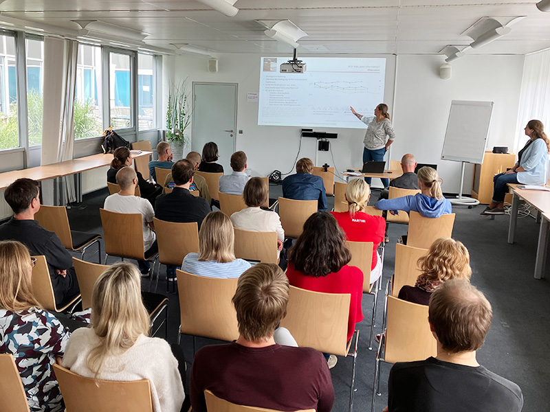 Das Foto zeigt Frau Jana Groß Ophoff bei ihrem Vortrag am IQS.