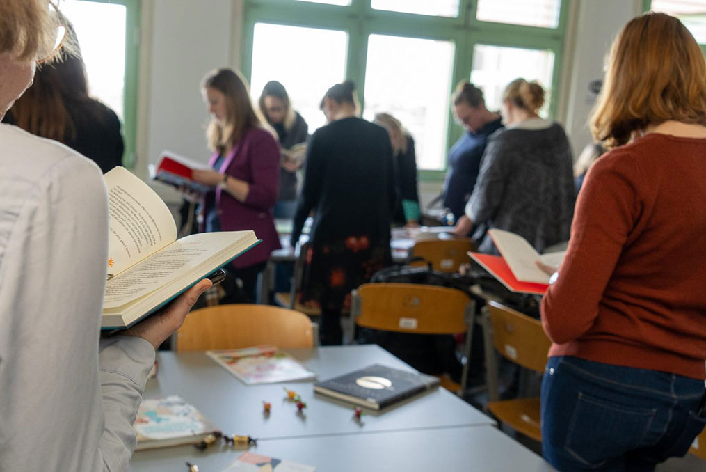 Das Foto zeigt Besucher/innen des Symposium Lesen in der PH Wien