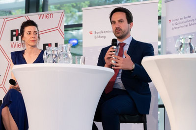 Das Foto zeigt Bildungsminister Christoph Wiederkehr während der Podiumsdiskussion.