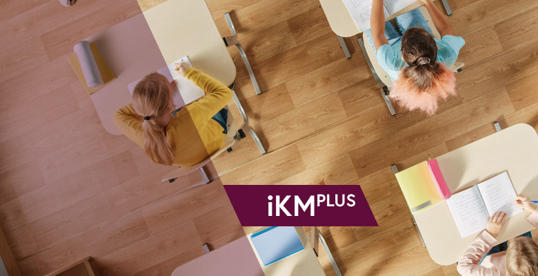 Ein Symbolbild zeigt Schülerinnen und Schüler bei der schriftlichen Beantwortung von Aufgaben in einem Klassenzimmer