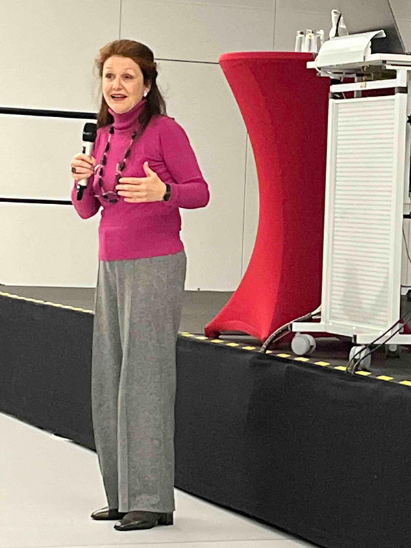 Das Foto zeigt Barbara Herzog Punzenberger bei der Eröffnung des Symposiums.