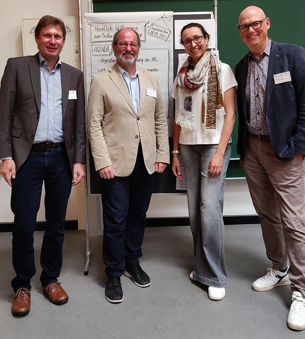 Susanne Frühauf und Andreas Brunner (rechts im Bild) sowie Sandy Taut (nicht im Bild) übergeben ihre bisherige Leitung des AK Schulen an Daniel Paasch (links im Bild) und Erich Svecnik sowie Ingola Mohr (nicht im Bild).